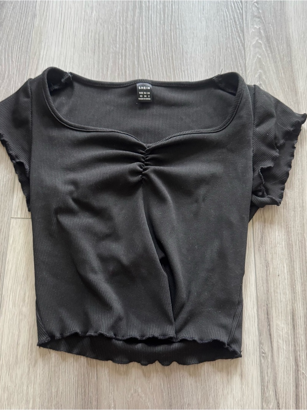 SHEIN Black Ribbed Lettuce-Edge Ruched Crop Top